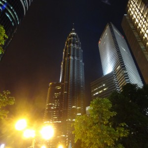 Mächtig, mystisch, Twin Towers bei Nacht